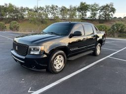 2007 Chevy Avalanche-Beautiful Black on Black leather Seats