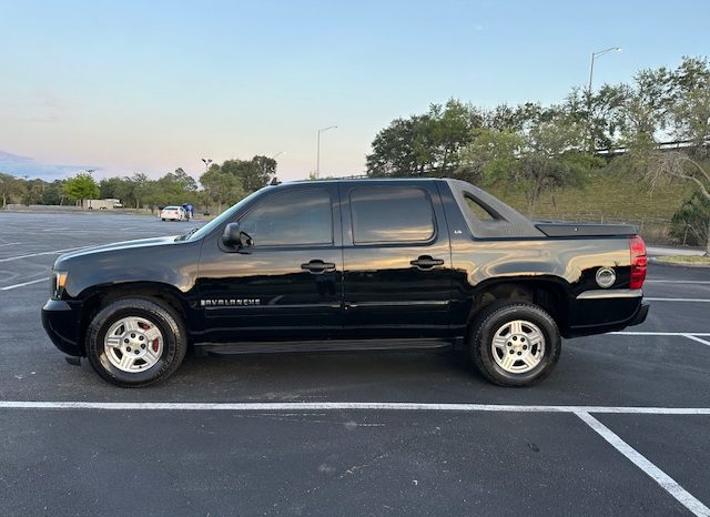 2007 Chevy Avalanche-Beautiful Black on Black leather Seats full