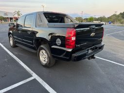 2007 Chevy Avalanche-Beautiful Black on Black leather Seats full