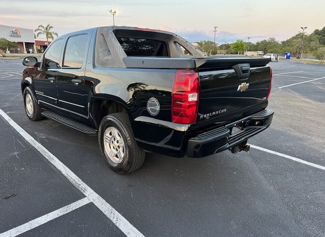 2007 Chevy Avalanche-Beautiful Black on Black leather Seats full