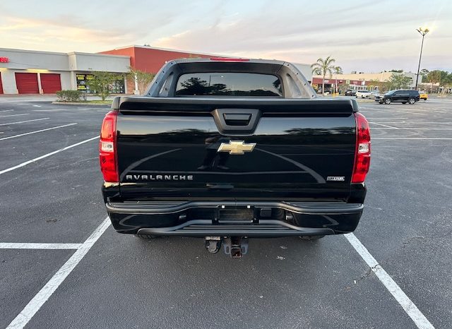 2007 Chevy Avalanche-Beautiful Black on Black leather Seats full