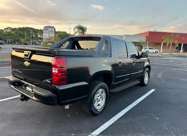 2007 Chevy Avalanche-Beautiful Black on Black leather Seats full