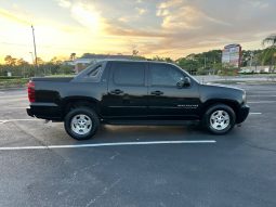 2007 Chevy Avalanche-Beautiful Black on Black leather Seats full