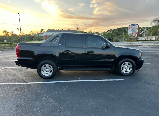 2007 Chevy Avalanche-Beautiful Black on Black leather Seats full