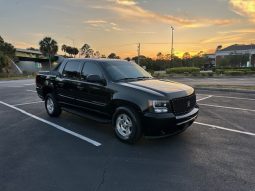 2007 Chevy Avalanche-Beautiful Black on Black leather Seats full