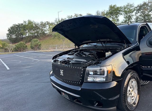 2007 Chevy Avalanche-Beautiful Black on Black leather Seats full