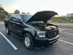 2007 Chevy Avalanche-Beautiful Black on Black leather Seats full