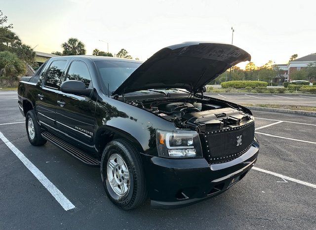 2007 Chevy Avalanche-Beautiful Black on Black leather Seats full