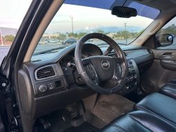 2007 Chevy Avalanche-Beautiful Black on Black leather Seats full