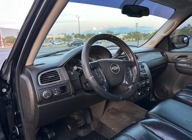 2007 Chevy Avalanche-Beautiful Black on Black leather Seats full