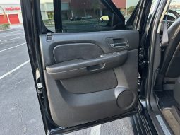 2007 Chevy Avalanche-Beautiful Black on Black leather Seats full