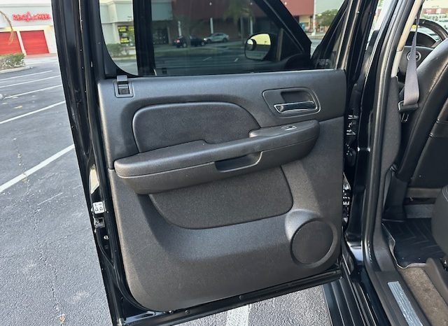 2007 Chevy Avalanche-Beautiful Black on Black leather Seats full