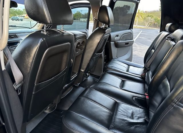 2007 Chevy Avalanche-Beautiful Black on Black leather Seats full