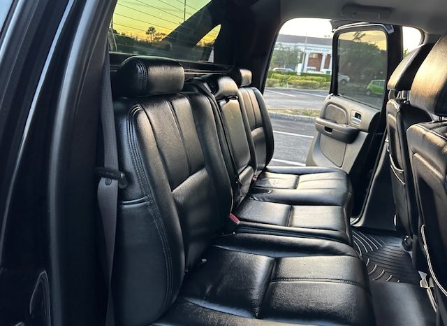 2007 Chevy Avalanche-Beautiful Black on Black leather Seats full