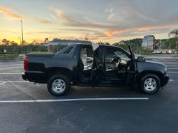 2007 Chevy Avalanche-Beautiful Black on Black leather Seats full