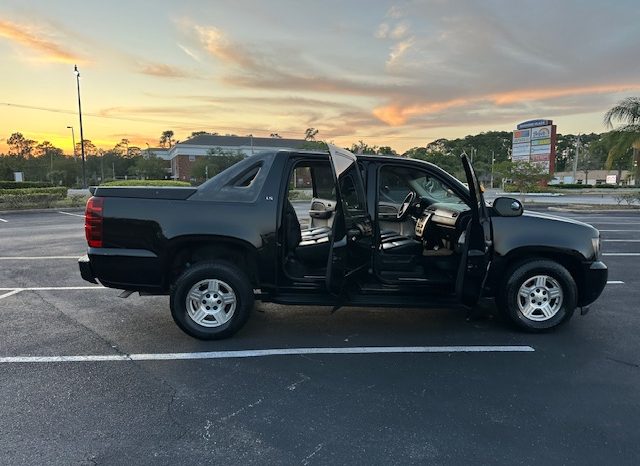 2007 Chevy Avalanche-Beautiful Black on Black leather Seats full