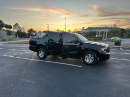 2007 Chevy Avalanche-Beautiful Black on Black leather Seats full