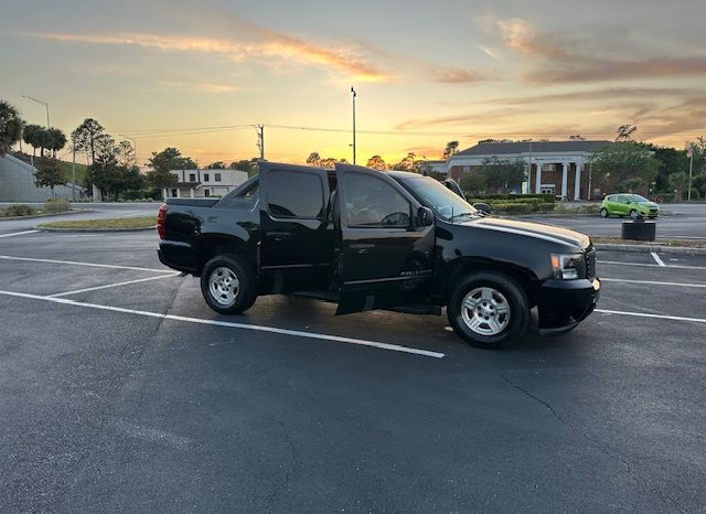 2007 Chevy Avalanche-Beautiful Black on Black leather Seats full