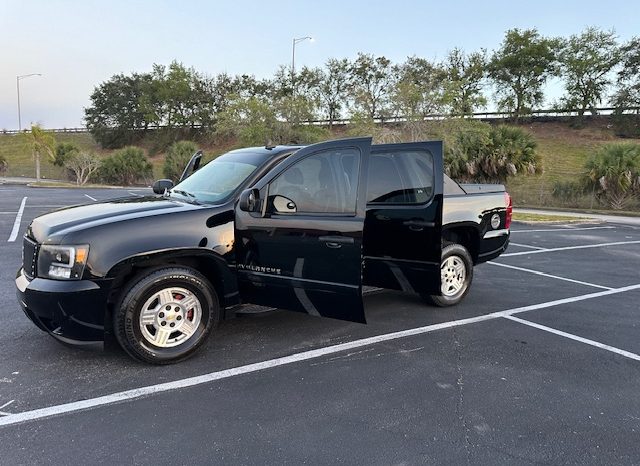 2007 Chevy Avalanche-Beautiful Black on Black leather Seats full