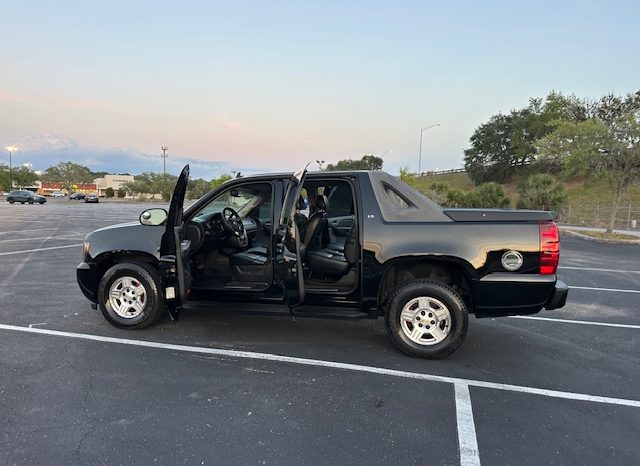 2007 Chevy Avalanche-Beautiful Black on Black leather Seats full