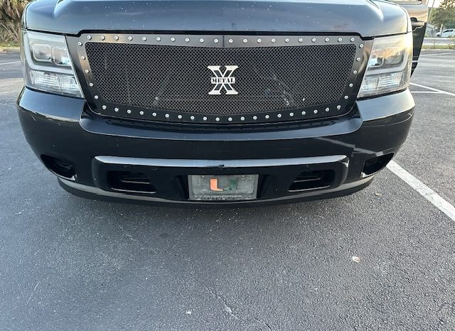 2007 Chevy Avalanche-Beautiful Black on Black leather Seats full