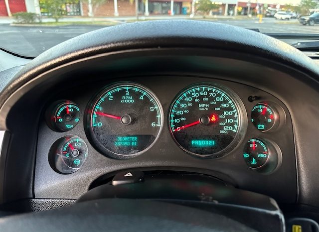 2007 Chevy Avalanche-Beautiful Black on Black leather Seats full