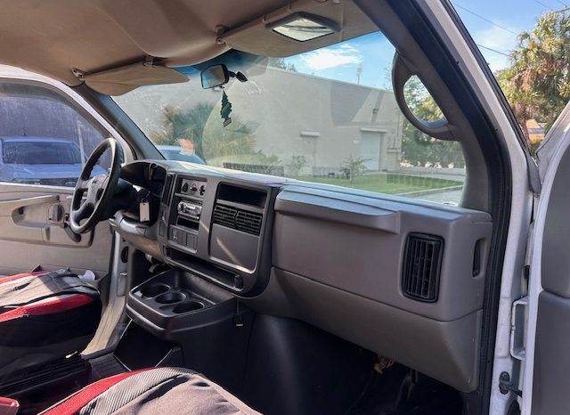 2006 GMC Savana 2500 Cargo Van 1WT 155.0″ WB full